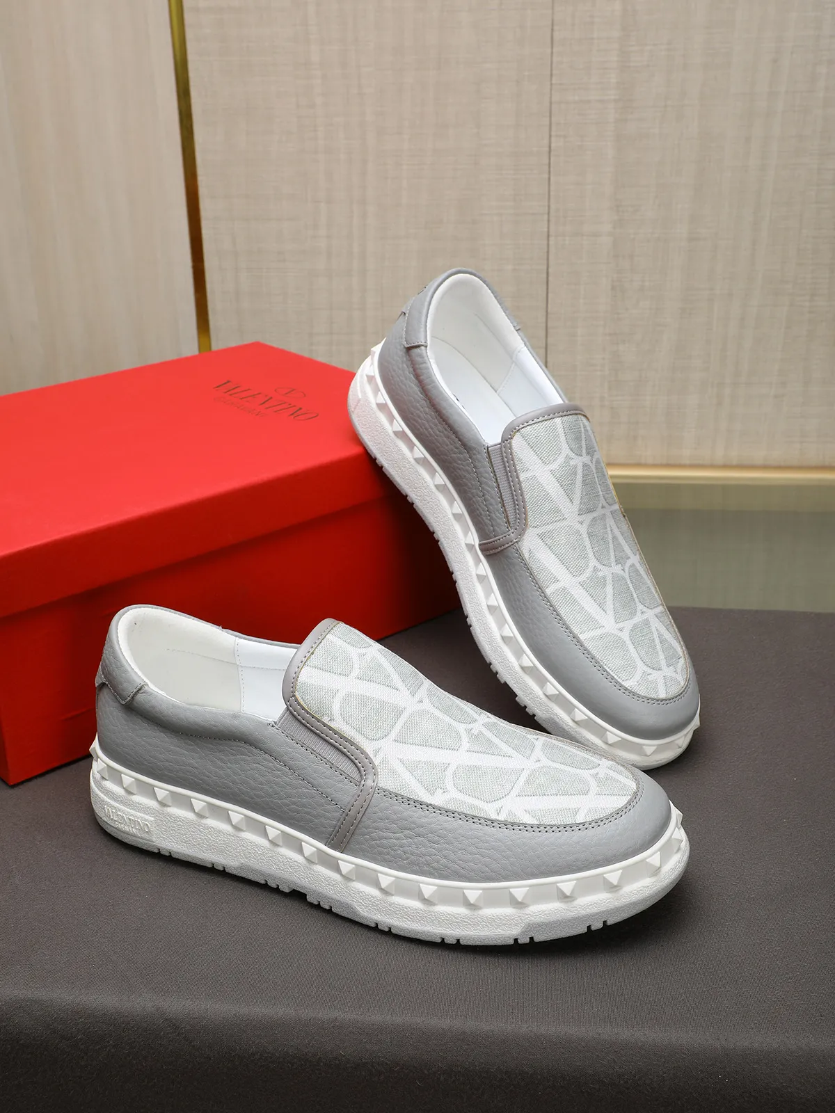 Men's shoes 💰440 Valentino "VALENTINO" hot sale ❤️ Counters ship at the same time 1:1 👏 Imported cowhide + waterproof fabric + leather lining 🐂 Casual fashion shoes Exquisite workmanship Original original outsole 38-44 (45 customized, non-refundable)